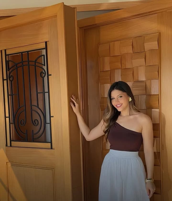 Mostruário real da Art Nobre com portas de madeira, gradil e painel em relevo